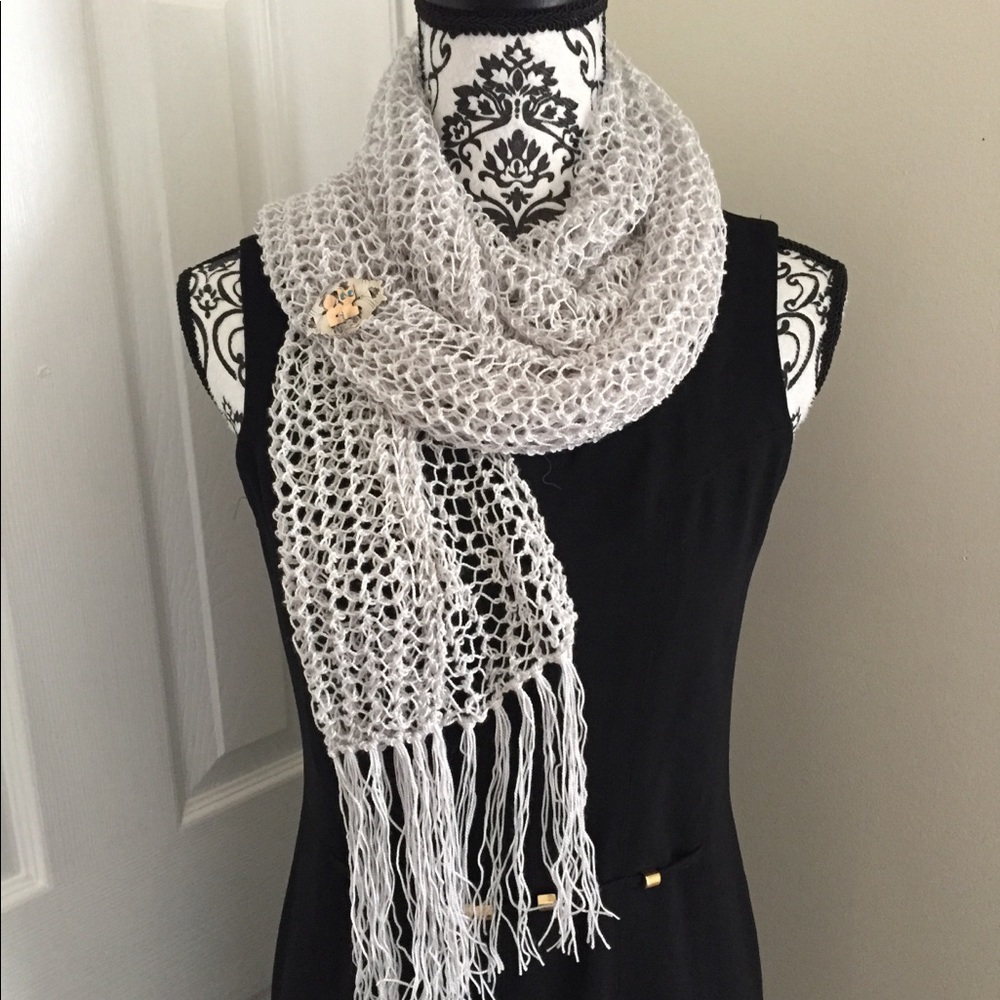 NWOT SCARF HAND KNITTED IN PERLE THREAD